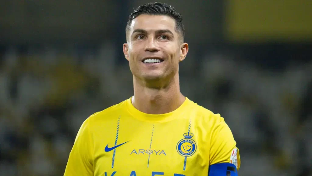 “Roberto Martinez betont, dass Cristiano Ronaldo trotz seines Wechsels nach Saudi-Arabien “aufgrund seiner Verdienste” in die portugiesische Nationalmannschaft berufen wurde